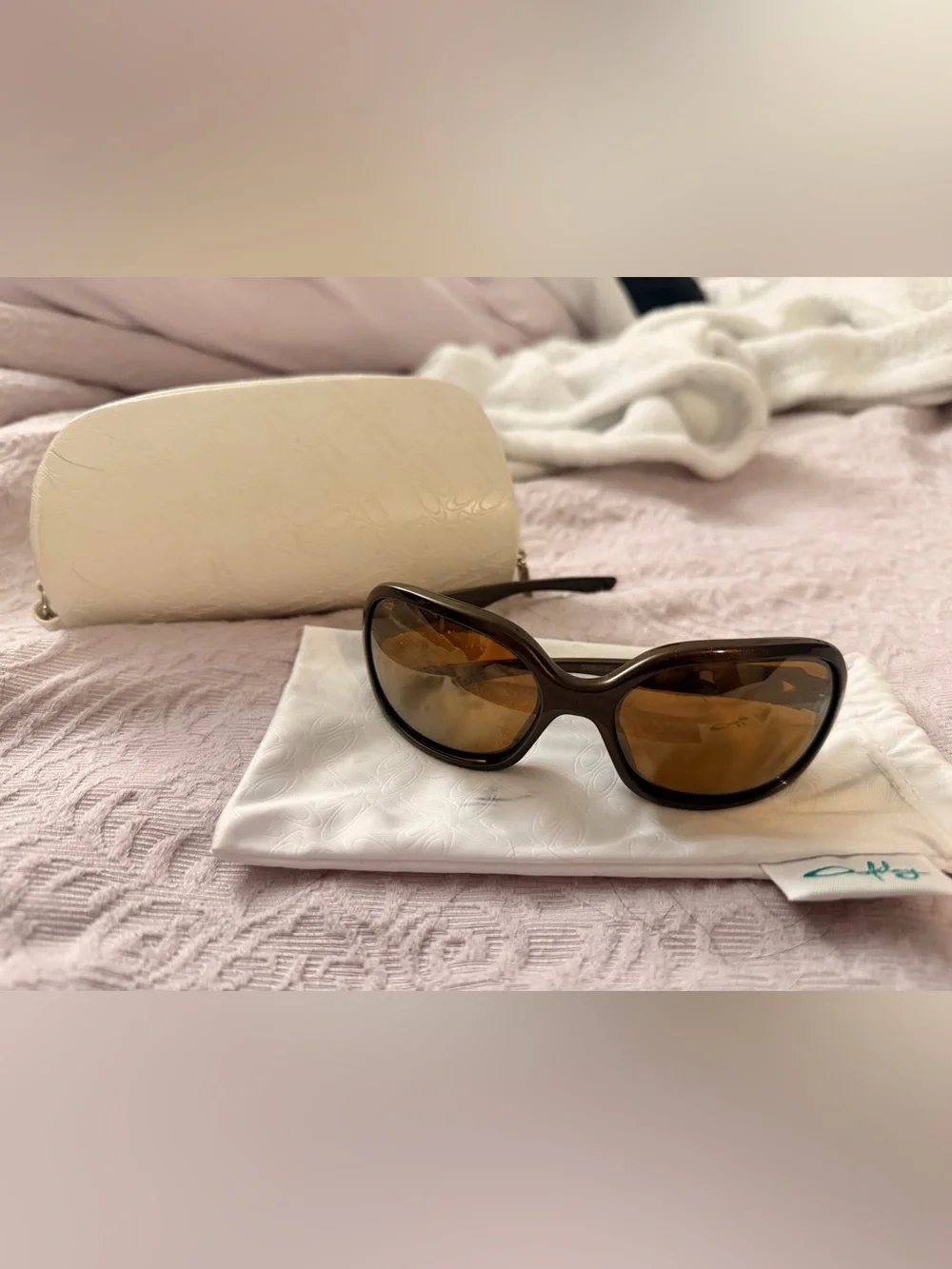 Y2k Oakley Brown Frame Sunglasses with Amber-Tinted Lenses - Women's